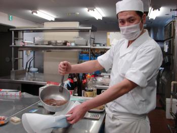 Chef Shimada Ikuhou straining the dashi. Photo by Sandra Scott