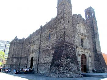 The Templo de Santiago in Mexico City. (Note the parishioners gathered around tables near the side entrance for an al fresco breakfast.) Photos by Julie Skurdenis
