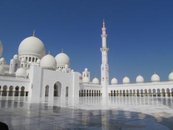 View of the inner courtyard at the Sheikh Zayed Grand Mosque — Abu Dhabi.