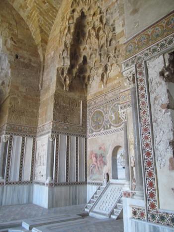Room with muqarna decoration and fountain — La Zisa palace.